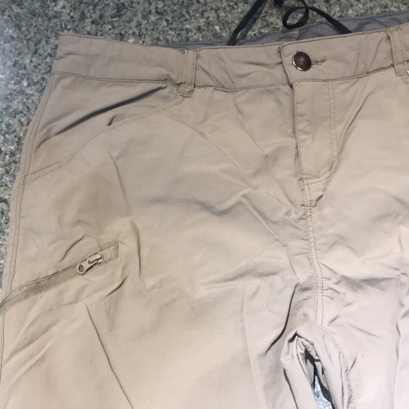 Iceberg Medium convertible pants. Tan. Outdoor. Zip off. Multiple pockets - Picture 5 of 14